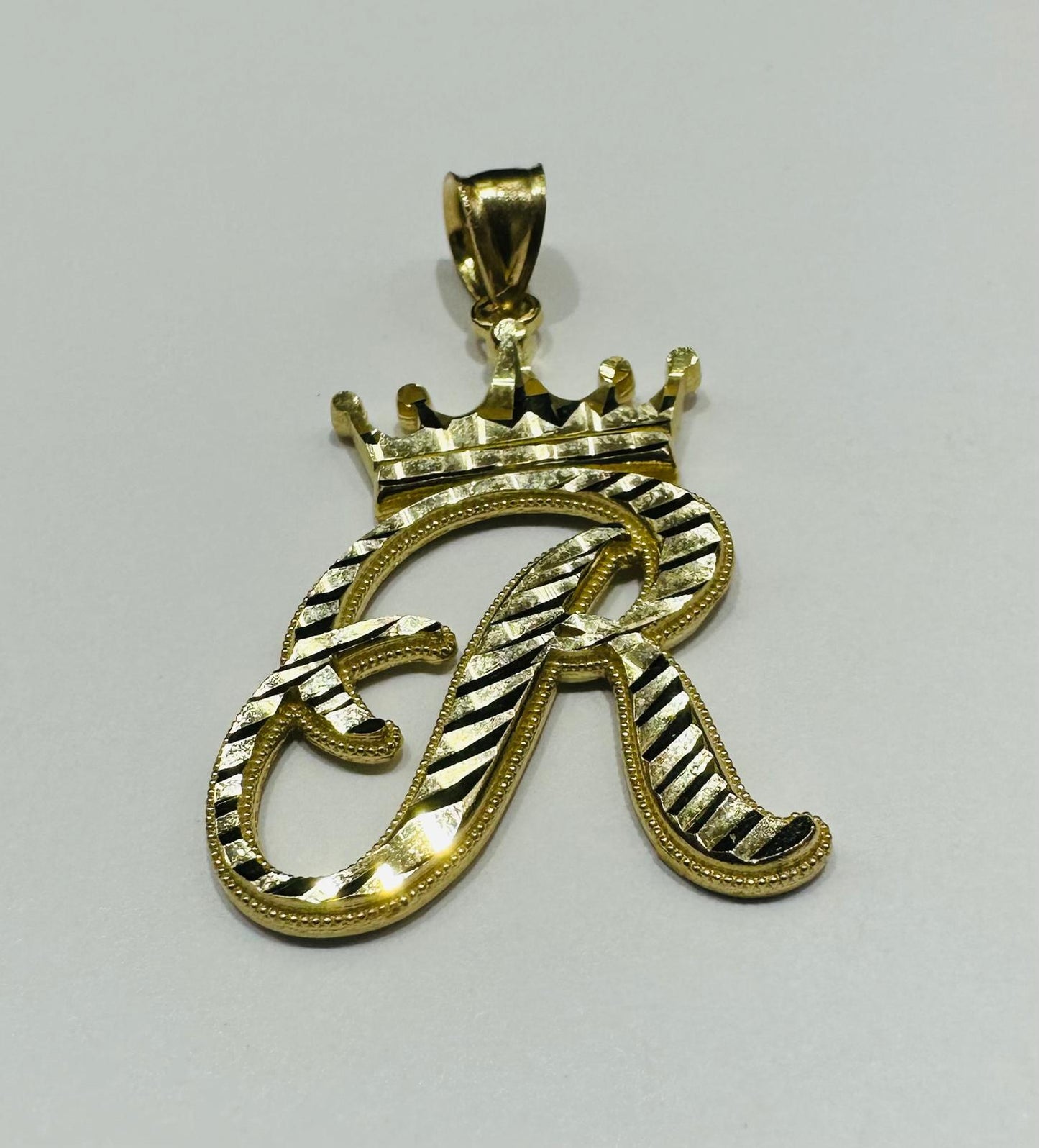 10K GOLD INITIAL LETTER "R" WITH A CROWN PENDANT- WEIGHT: 2.6gm