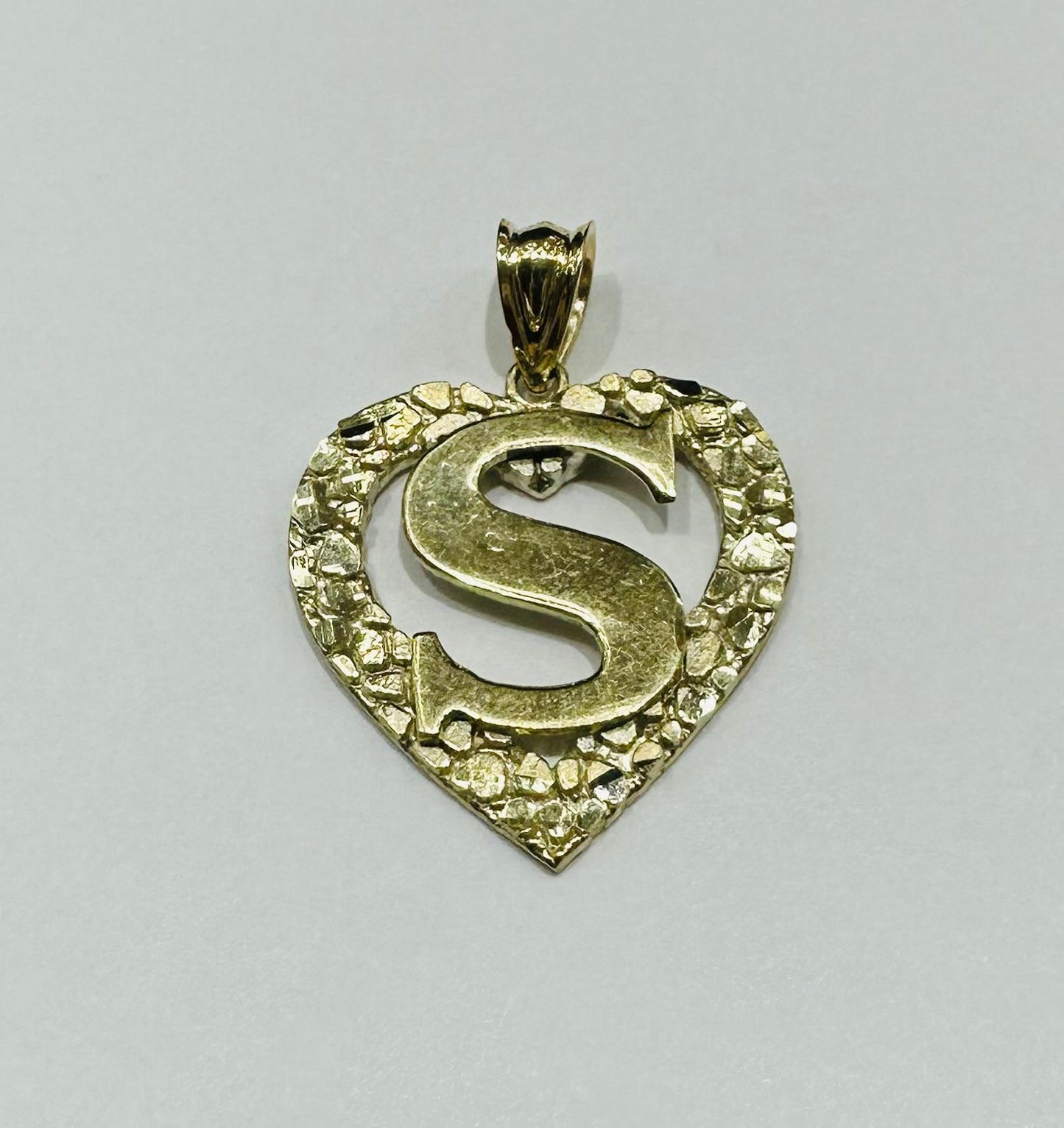 10K GOLD INITIAL LETTER "S" WITH A HEART PENDANT- WEIGHT: 2.1gm