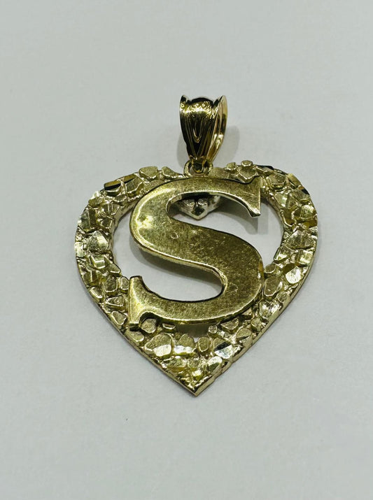 10K GOLD INITIAL LETTER "S" WITH A HEART PENDANT- WEIGHT: 2.1gm