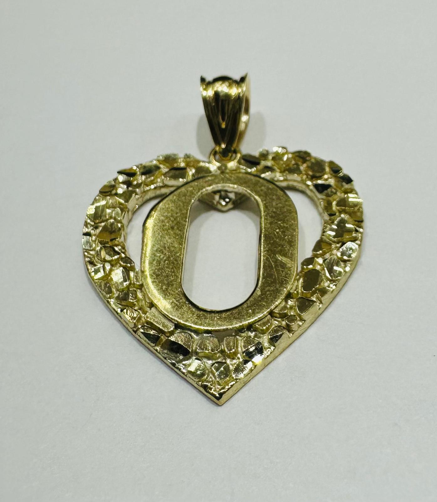10K GOLD INITIAL LETTER "O" WITH A HEART PENDANT- WEIGHT: 1.9gm