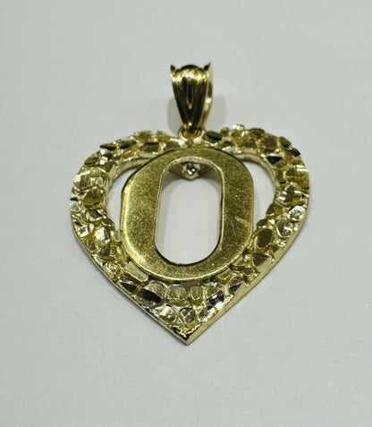 10K GOLD INITIAL LETTER "O" WITH A HEART PENDANT- WEIGHT: 1.9gm