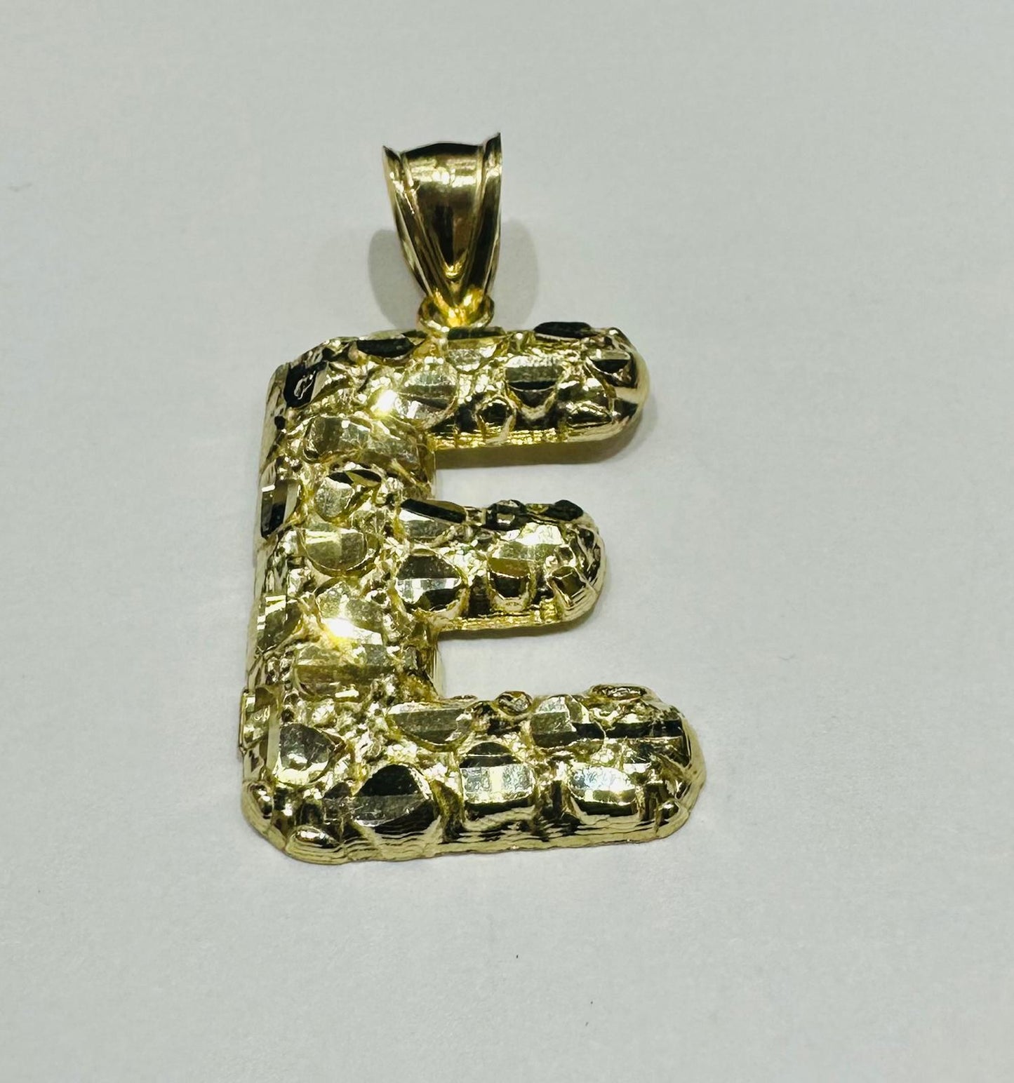 10K GOLD INITIAL LETTER "E" NUGGET PENDANT- WEIGHT: 1.7gm