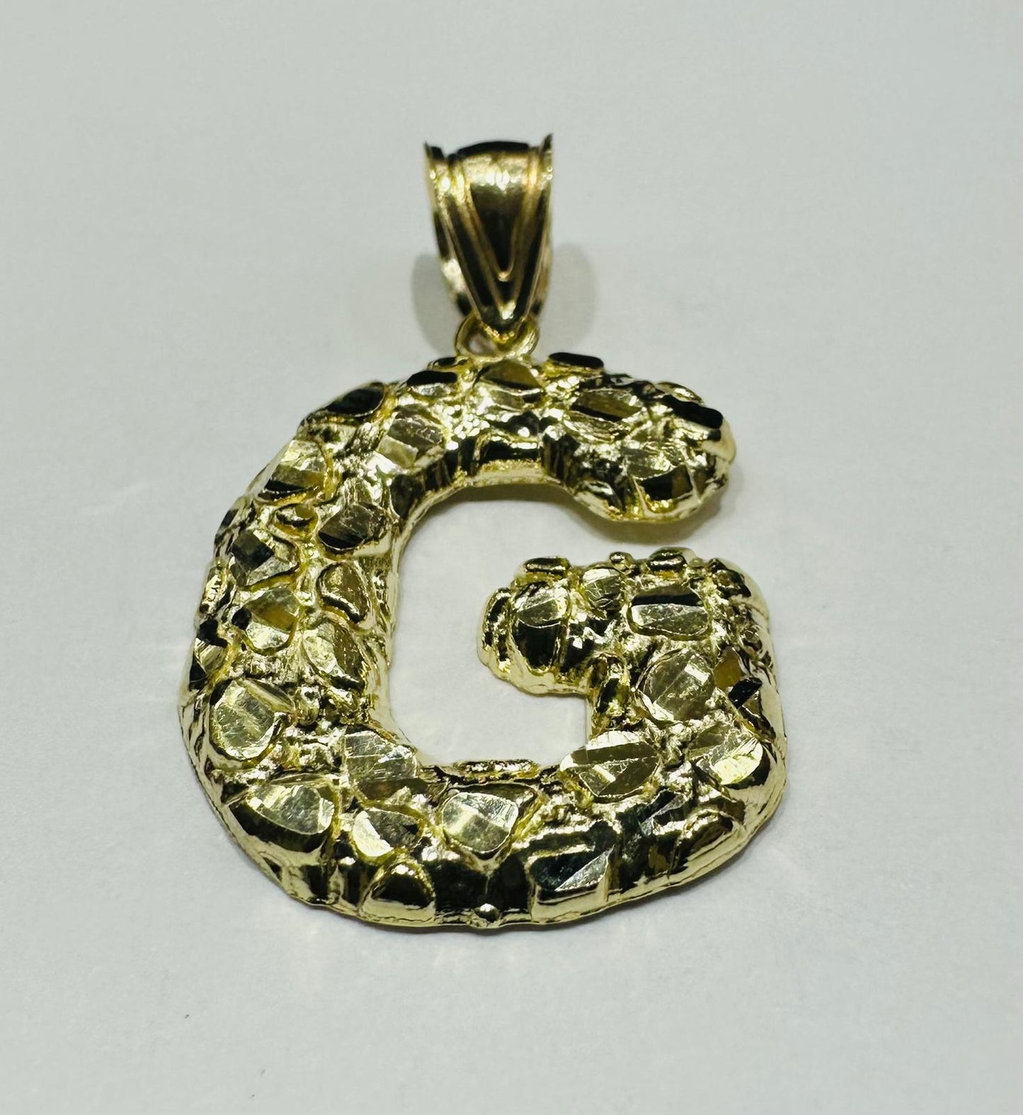 10K GOLD INITIAL LETTER "G" NUGGET PENDANT- WEIGHT: 1.9gm
