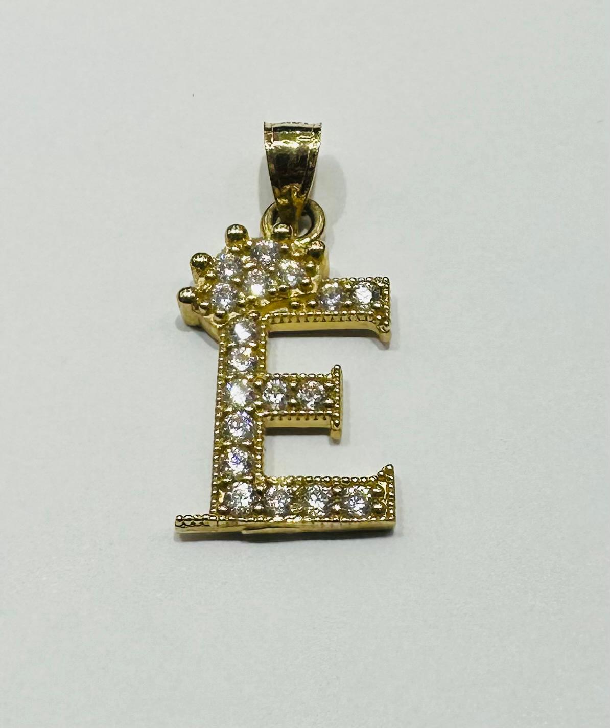 10K GOLD CZ STONE INITIAL LETTER "E" PENDANT WITH A CROWN - WEIGHT: 1.9gm