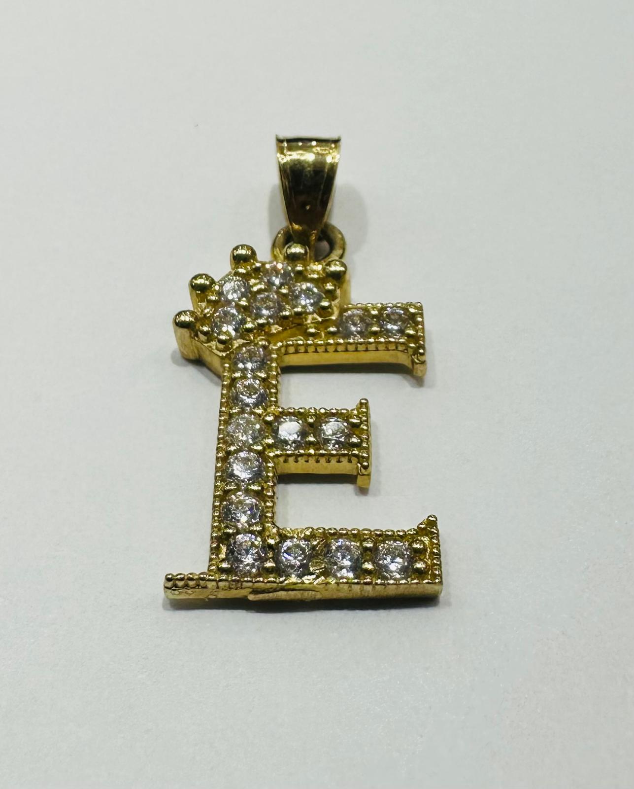 10K GOLD CZ STONE INITIAL LETTER "E" PENDANT WITH A CROWN - WEIGHT: 1.9gm