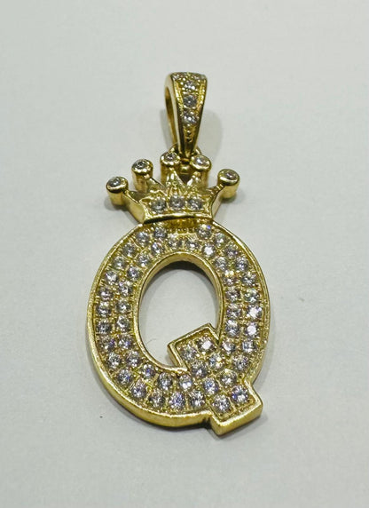 10K GOLD CZ STONE INITIAL LETTER "Q" WITH A CROWN PENDANT- WEIGHT: 2.8gm