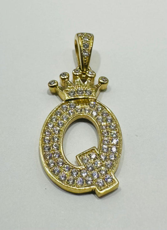 10K GOLD CZ STONE INITIAL LETTER "Q" WITH A CROWN PENDANT- WEIGHT: 2.8gm