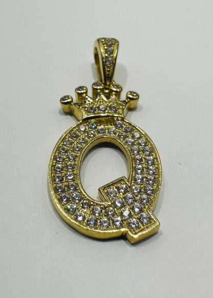 10K GOLD CZ STONE INITIAL LETTER "Q" WITH A CROWN PENDANT- WEIGHT: 2.8gm
