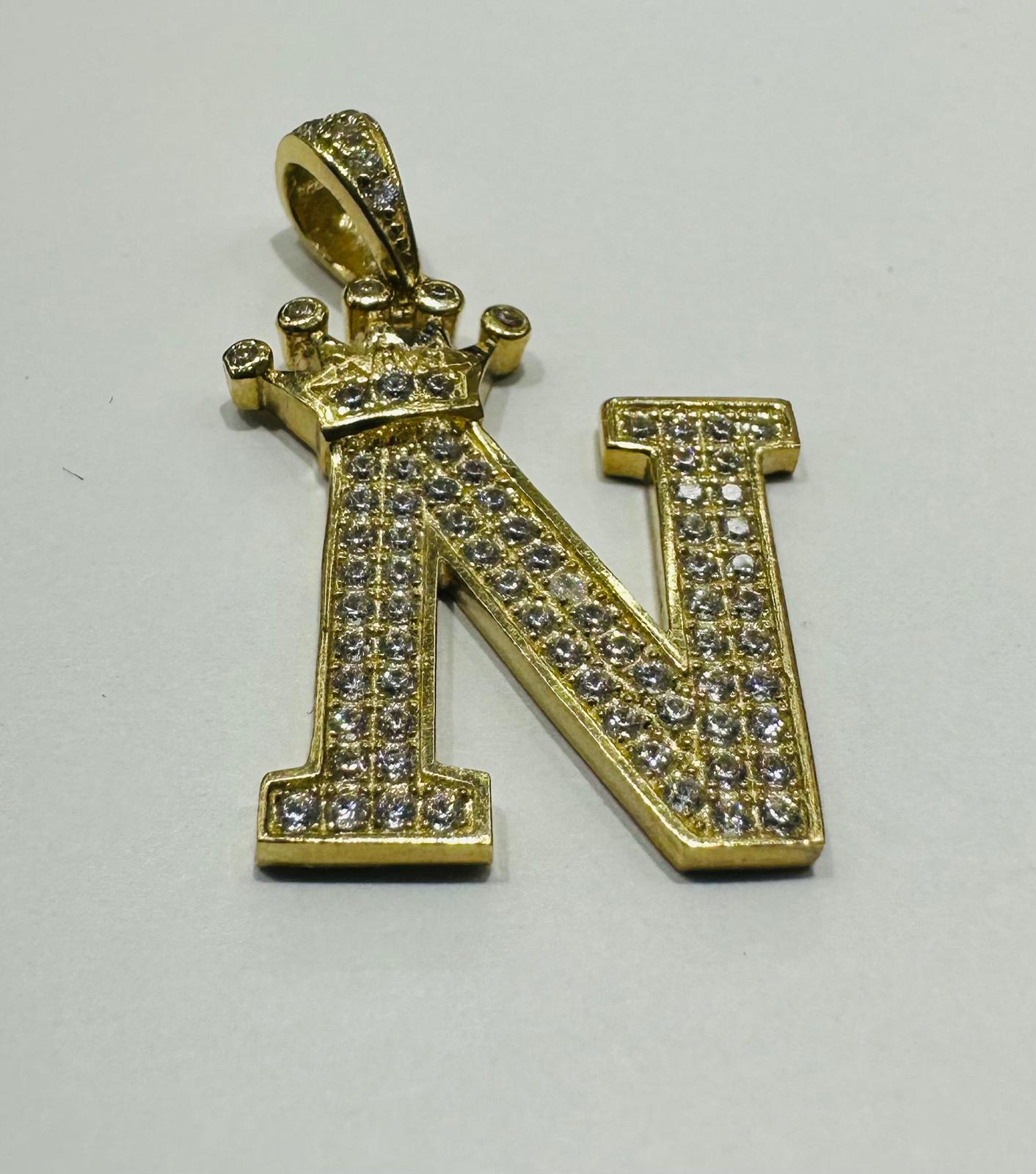 10K GOLD CZ STONE INITIAL LETTER "N" WITH A CROWN PENDANT- WEIGHT: 2.8gm