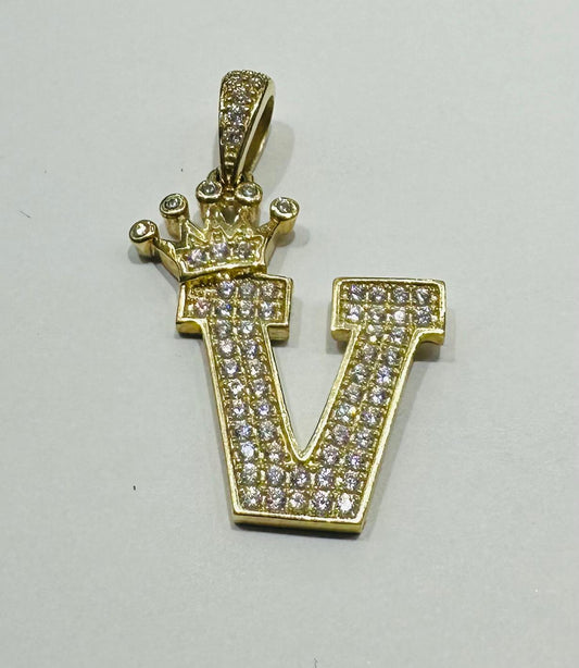 10K GOLD CZ STONE INITIAL LETTER "V" WITH A CROWN PENDANT- WEIGHT: 3.2gm