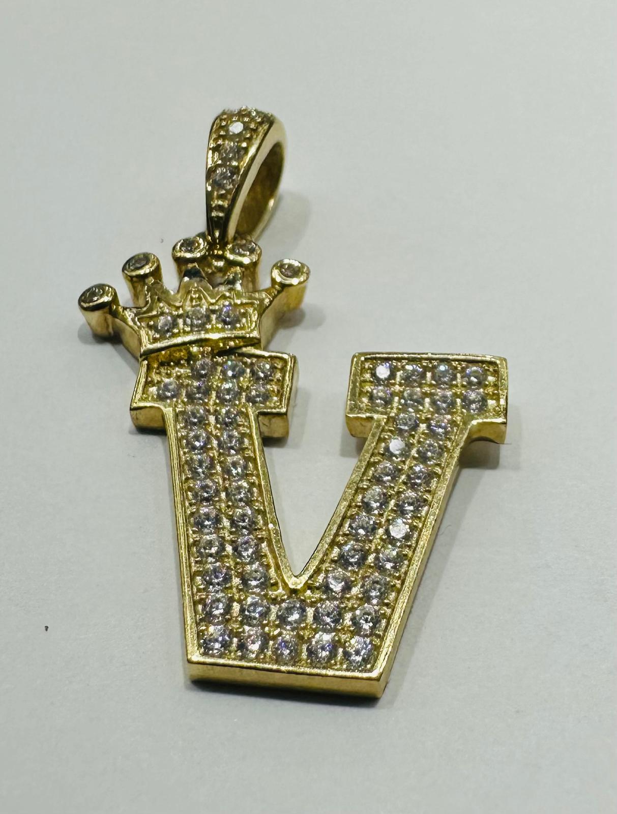 10K GOLD CZ STONE INITIAL LETTER "V" WITH A CROWN PENDANT- WEIGHT: 3.2gm