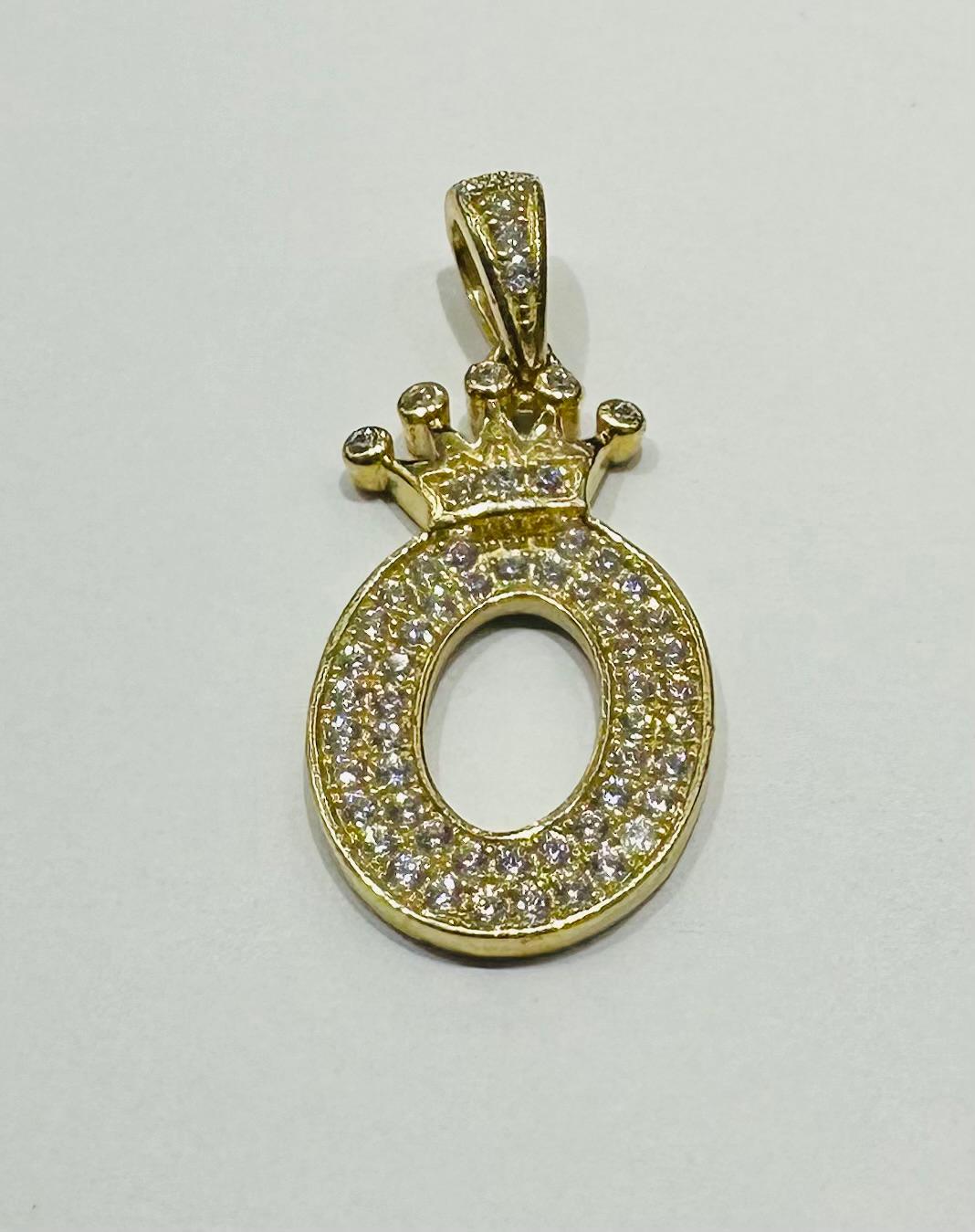 10K GOLD CZ STONE INITIAL LETTER "O" WITH A CROWN PENDANT: WEIGHT: 2.6gm