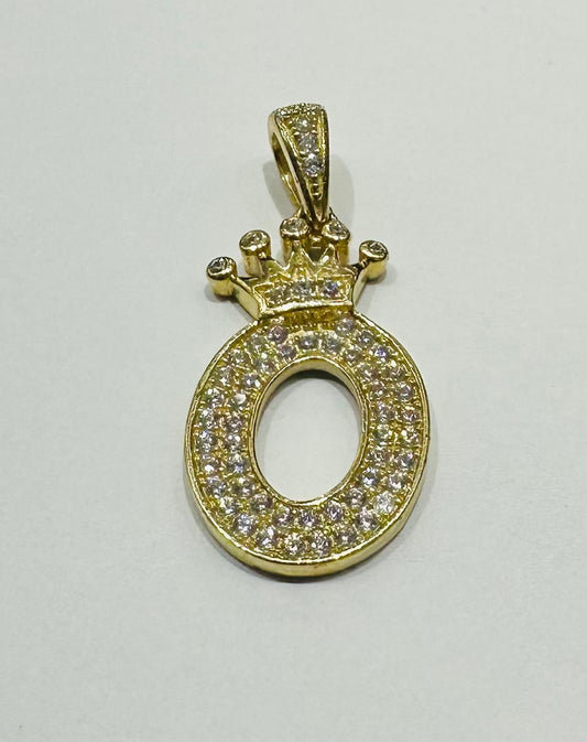 10K GOLD CZ STONE INITIAL LETTER "O" WITH A CROWN PENDANT: WEIGHT: 2.6gm