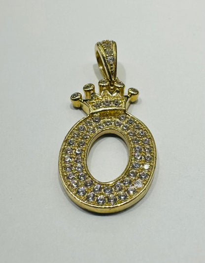 10K GOLD CZ STONE INITIAL LETTER "O" WITH A CROWN PENDANT: WEIGHT: 2.6gm