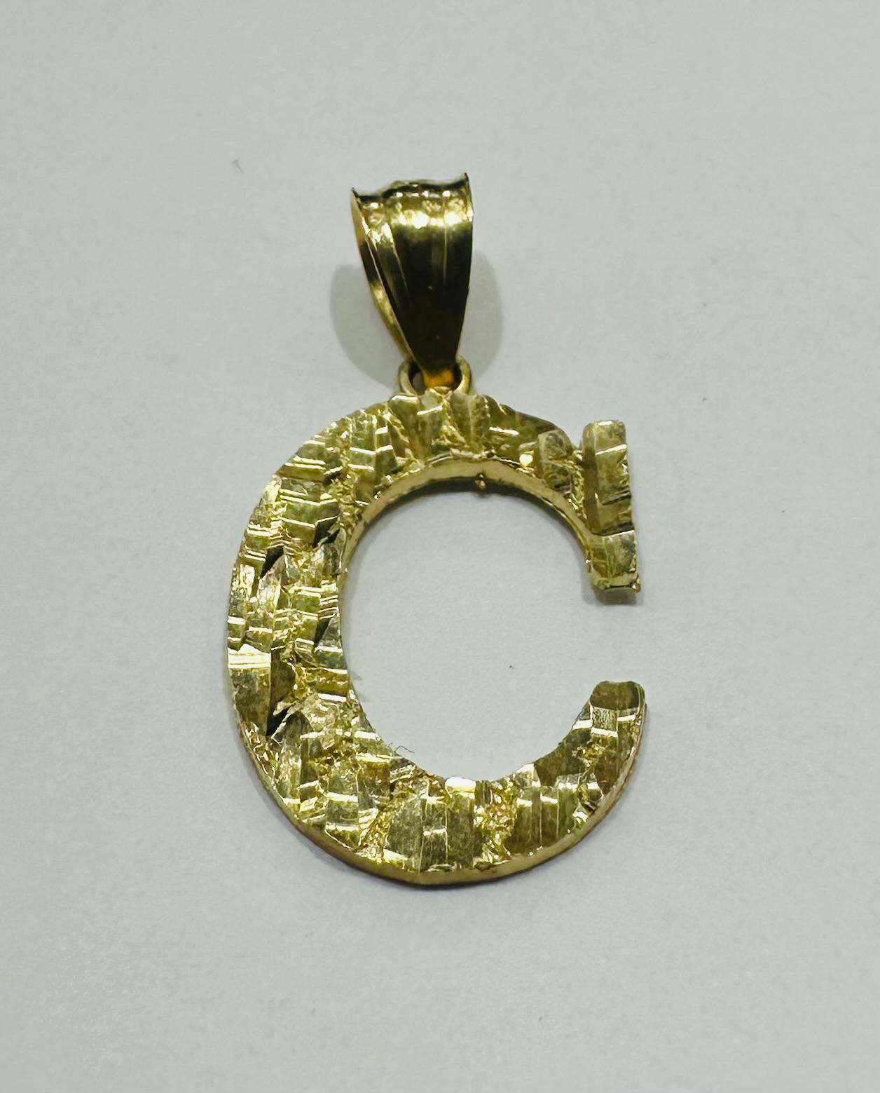 10K GOLD INITIAL LETTER "C" PENDANT