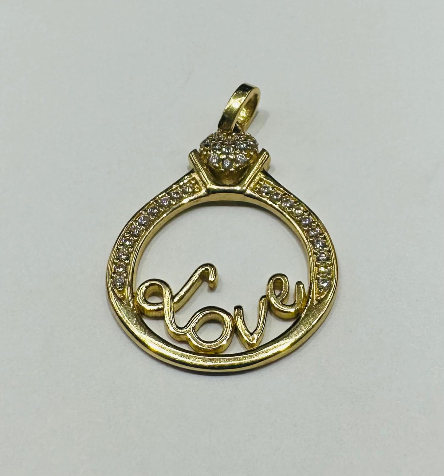 10K GOLD ROUND " LOVE " PENDANT WITH CZ STONES- WEIGHT: 1.9gm