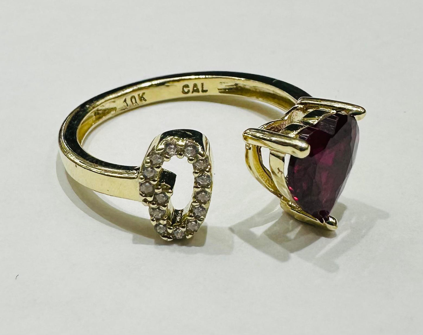 10K GOLD INITIAL LETTER "O" RING WITH CZ STONE