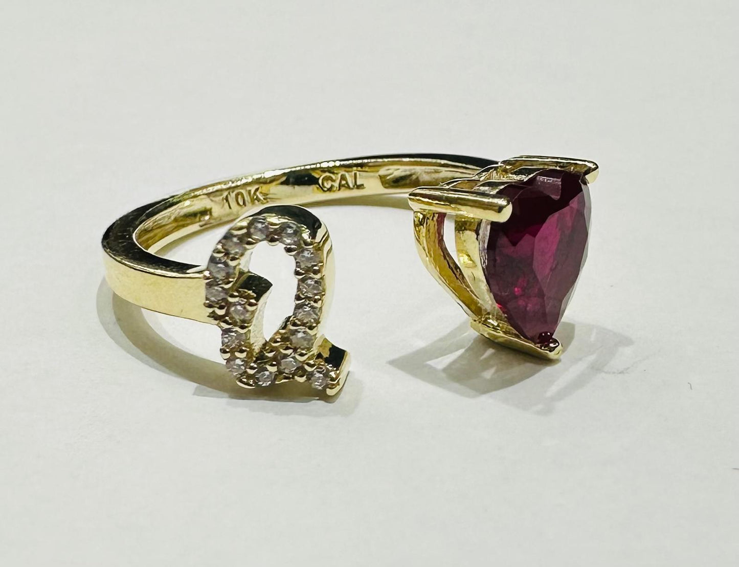 10K GOLD INITIAL LETTER "Q" RING WITH CZ STONE