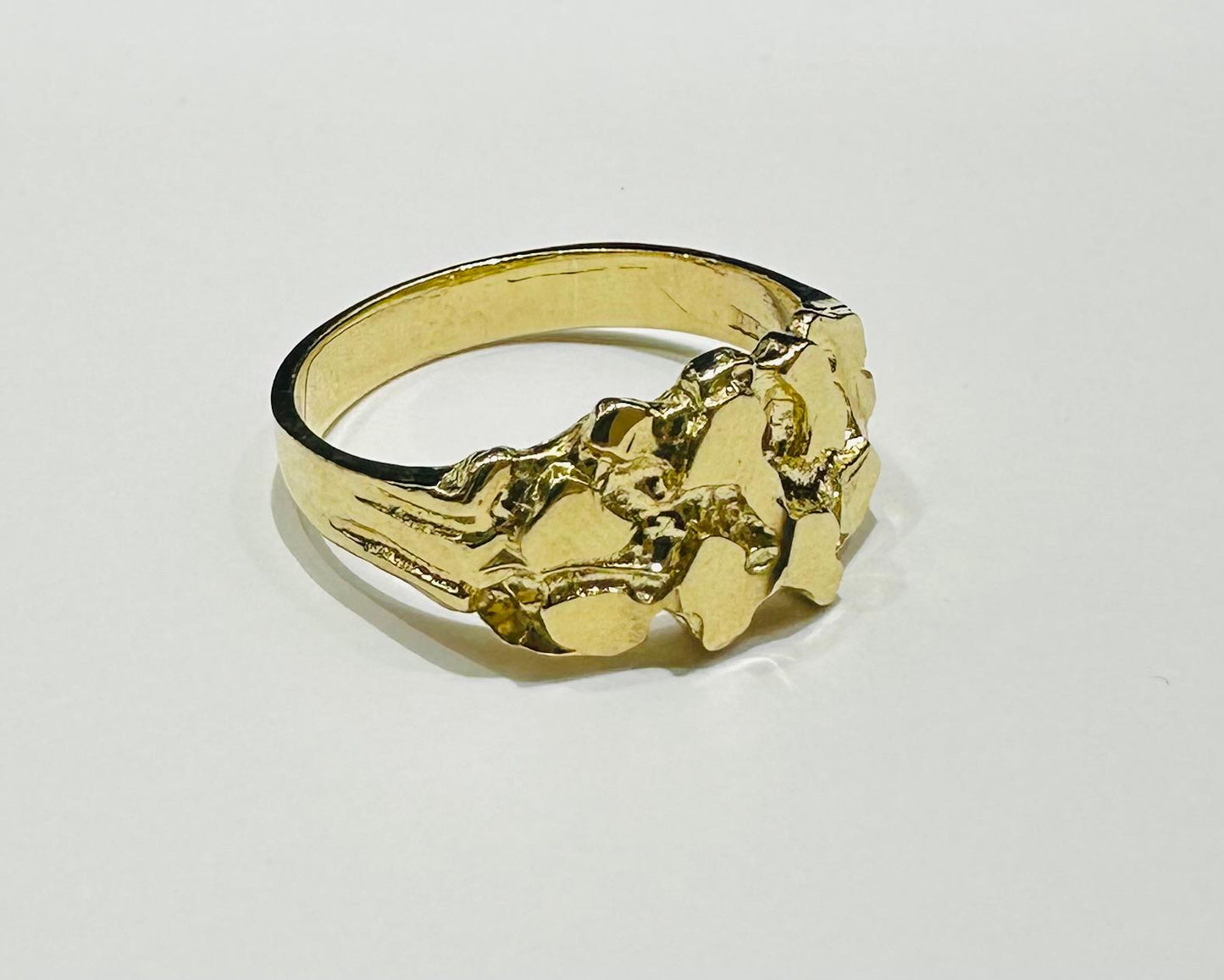 10K GOLD NUGGET RING  Weight:  3.2gm