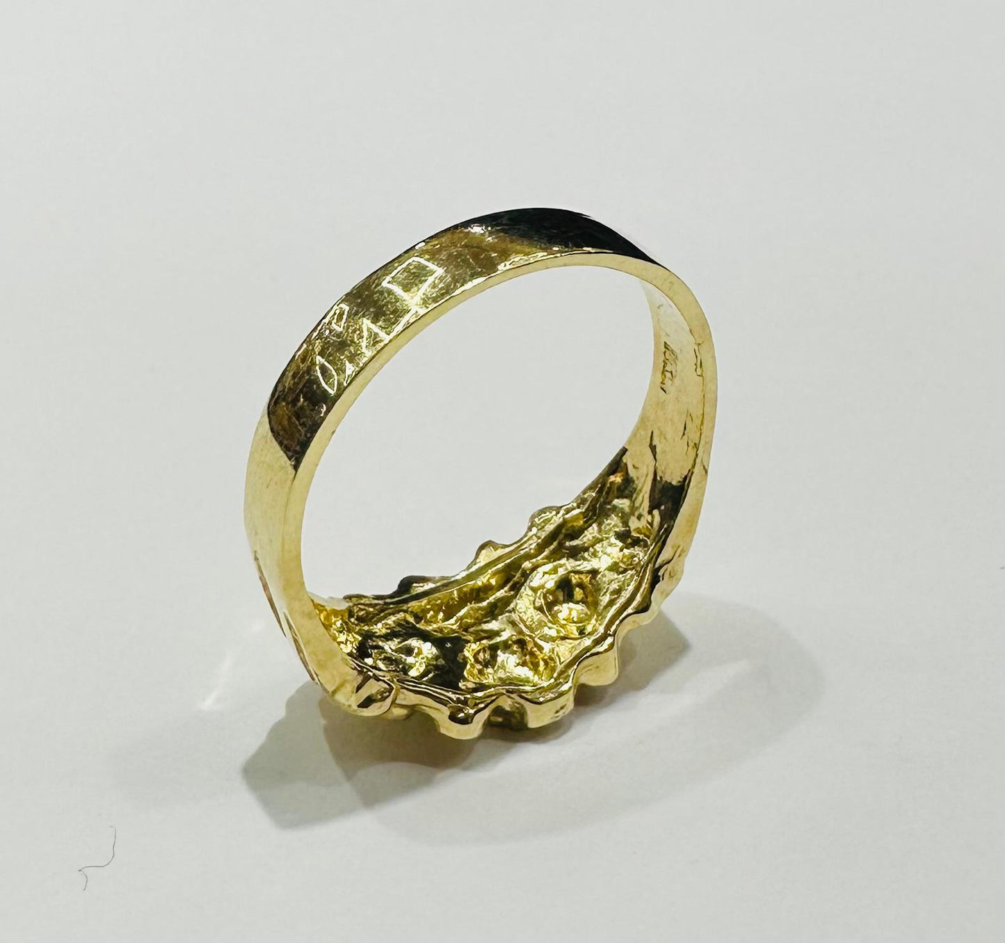 10K GOLD NUGGET RING  Weight:  3.2gm