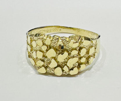 10K GOLD NUGGET RING  Weight: 2.1gm
