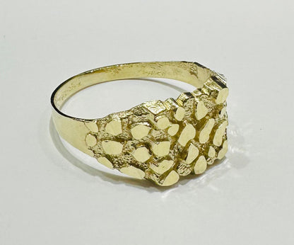 10K GOLD NUGGET RING  Weight: 2.1gm