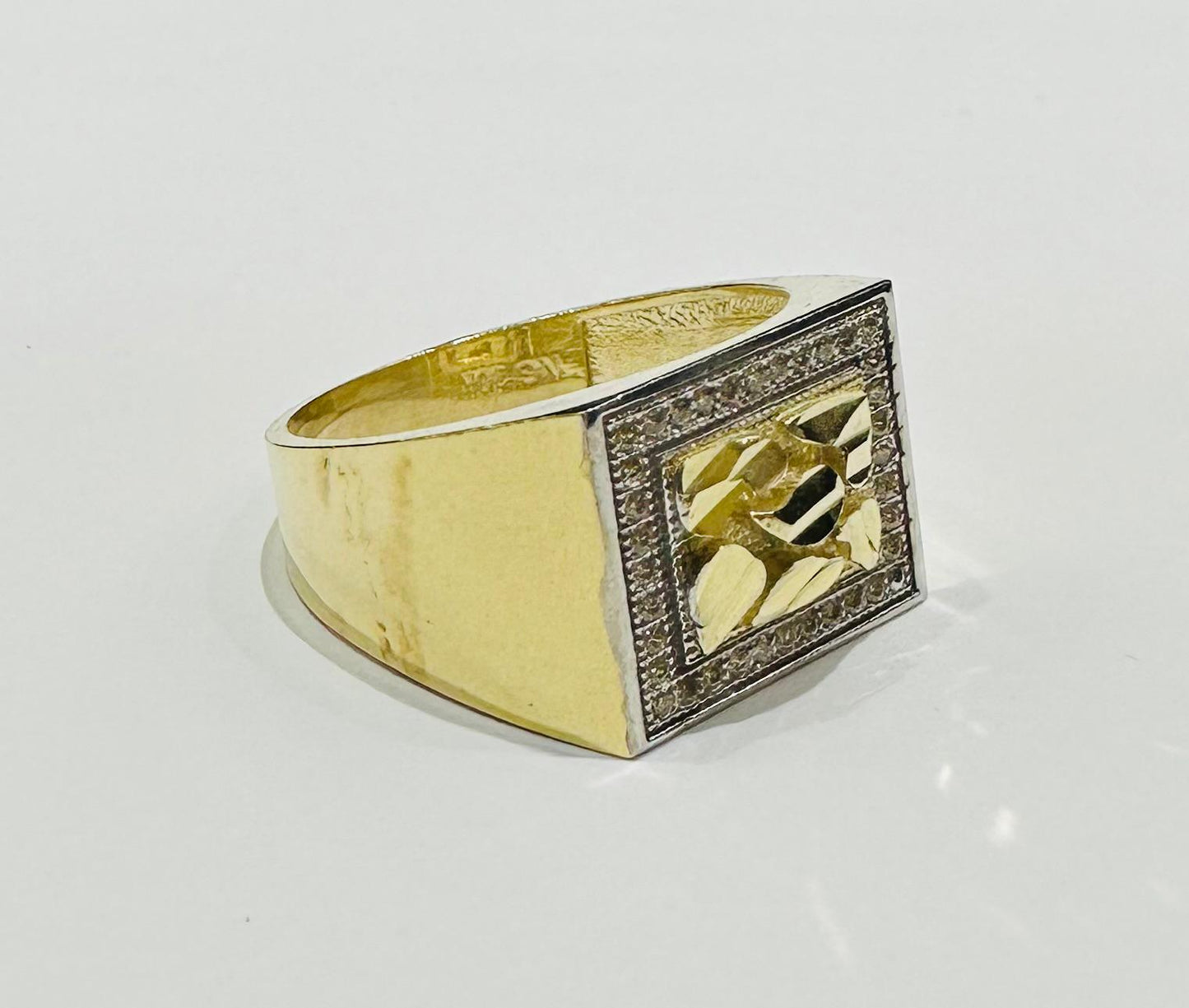 10K GOLD NUGGET RING  Weight:  6.6gm
