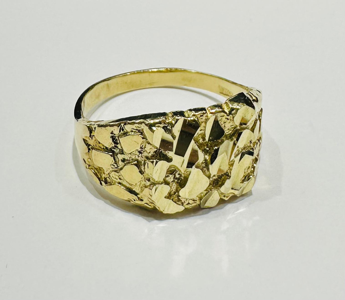 10K GOLD NUGGET RING  Weight: 2.9gm