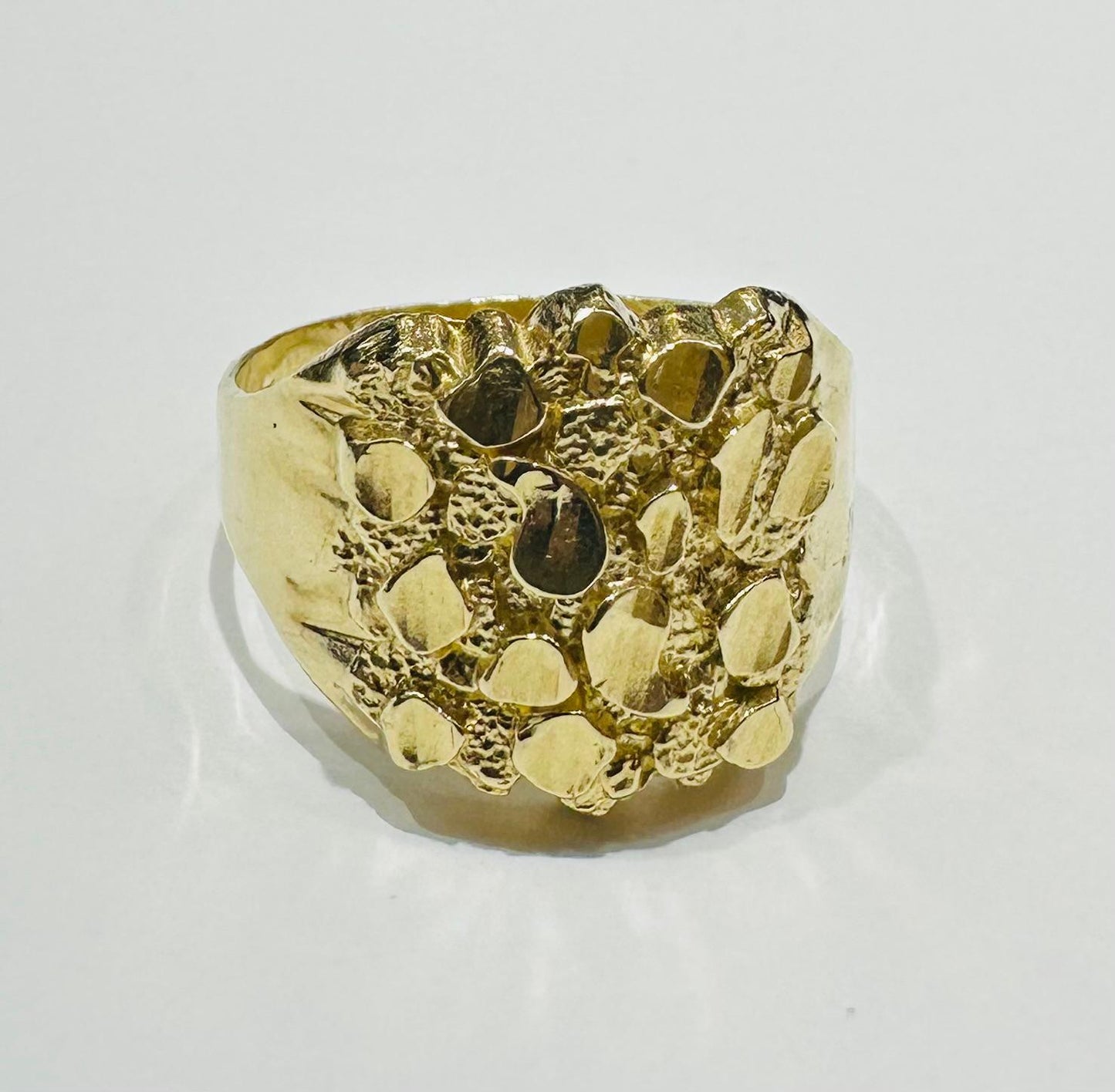 10K GOLD NUGGET RING  Weight: 3.5gm