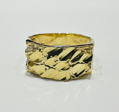 10K GOLD NUGGET RING  Weight: 2.2gm