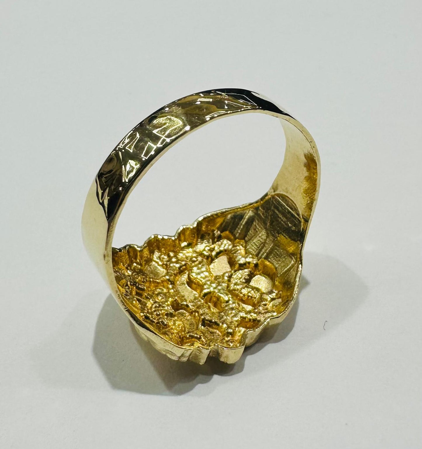 10K GOLD NUGGET RING  Weight: 3.5gm