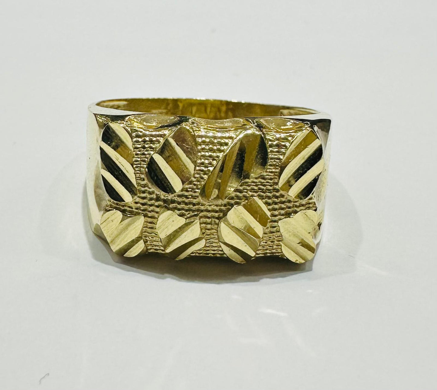 10K GOLD NUGGET RING  Weight: 5.4gm