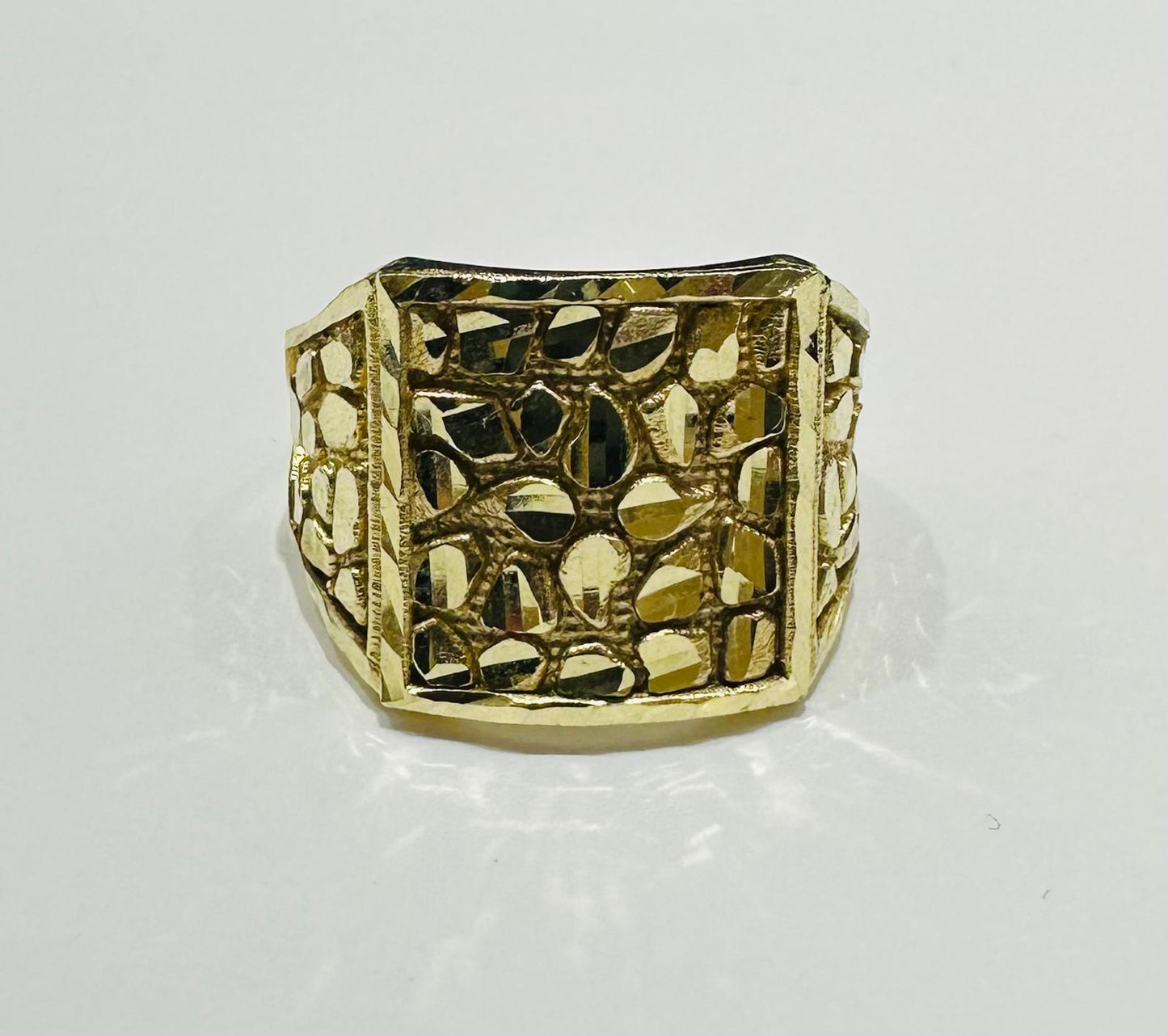 10K GOLD NUGGET RING  Weight: 5.4gm