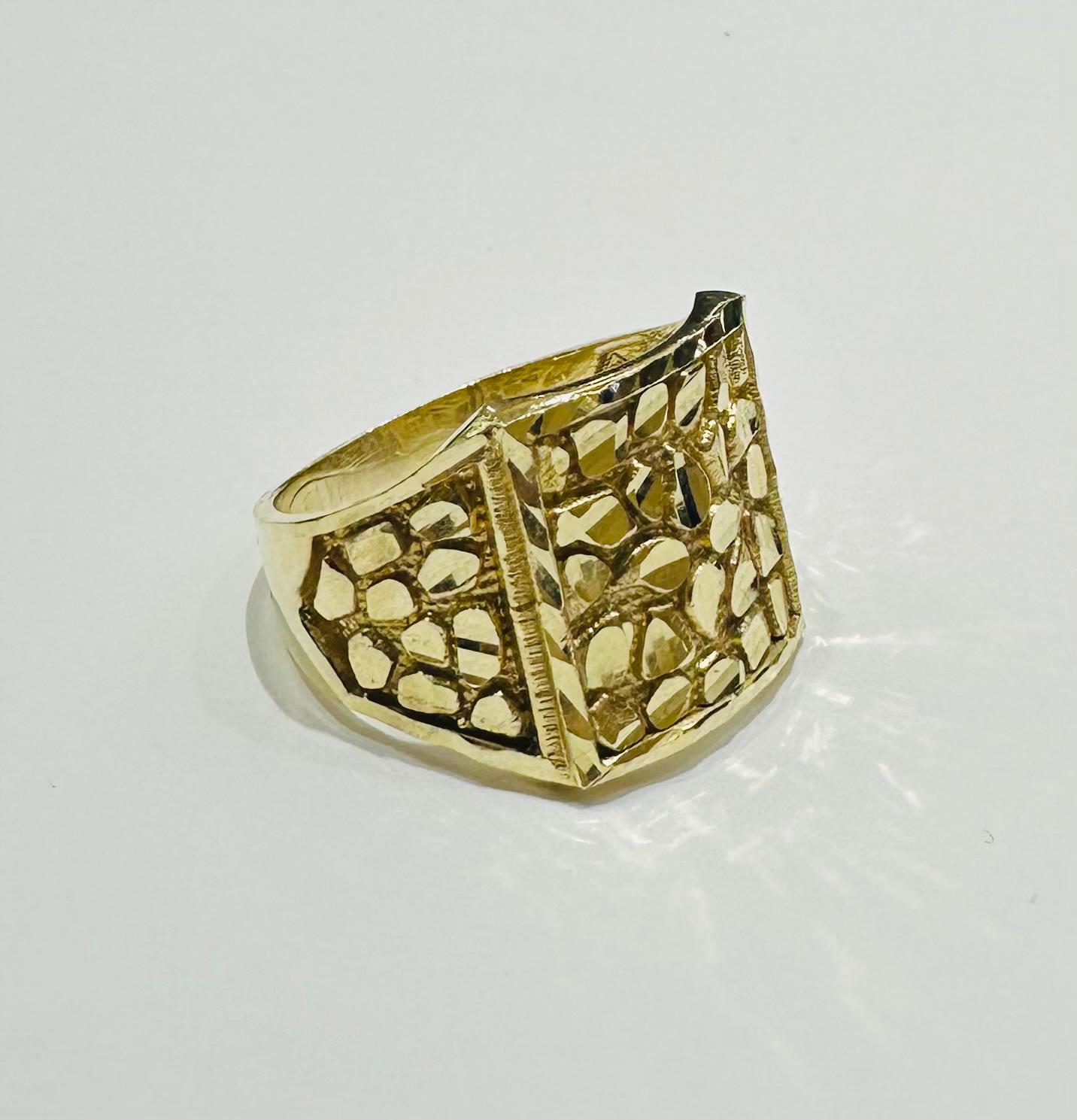 10K GOLD NUGGET RING  Weight: 5.4gm