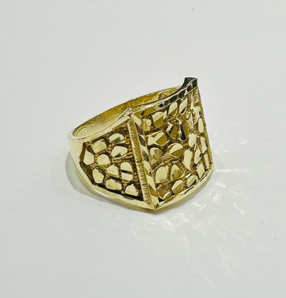 10K GOLD NUGGET RING  Weight: 5.4gm