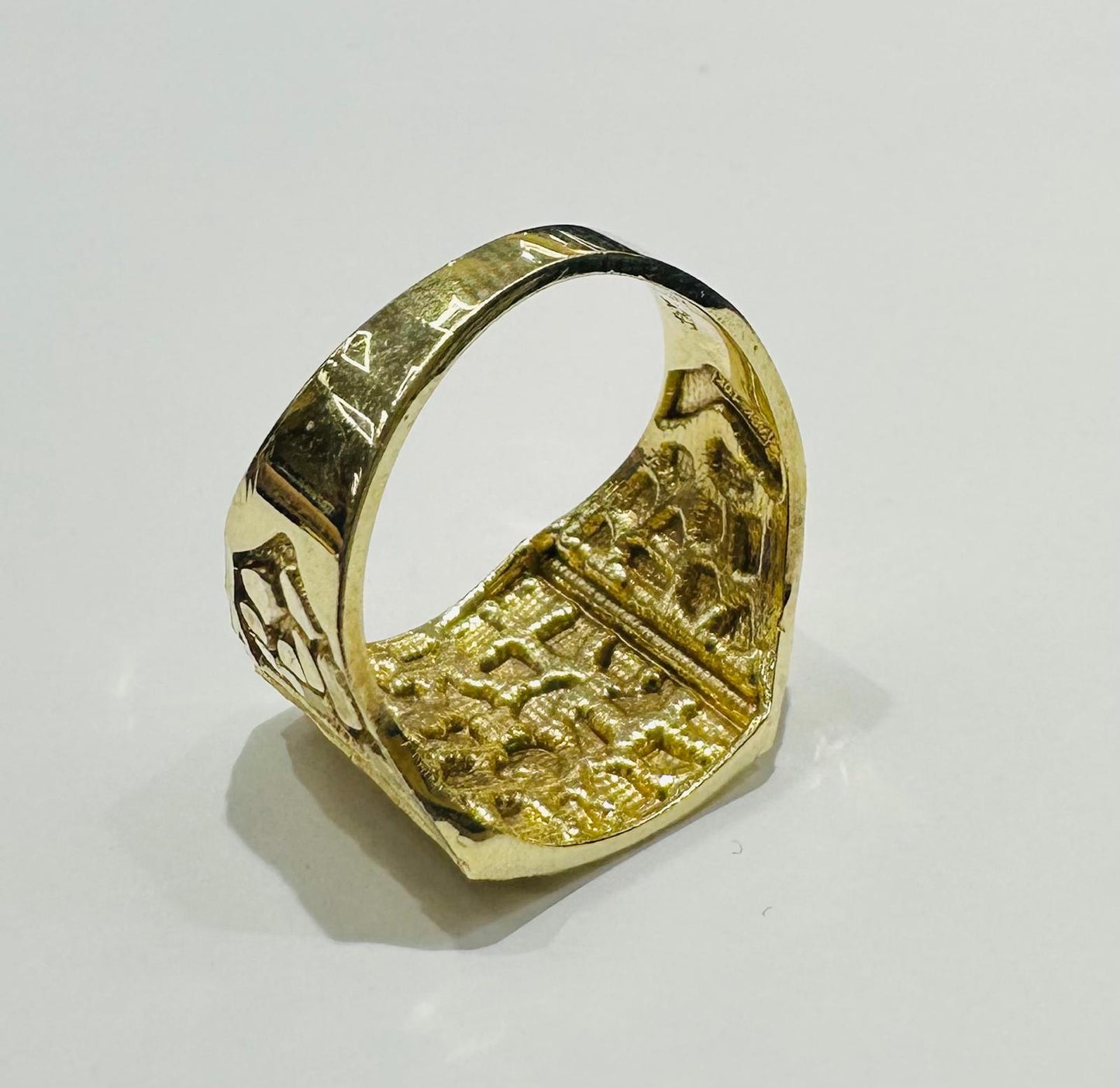 10K GOLD NUGGET RING  Weight: 5.4gm