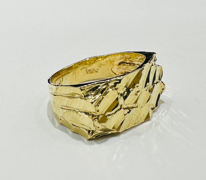 10K GOLD NUGGET RING  Weight: 2.2gm