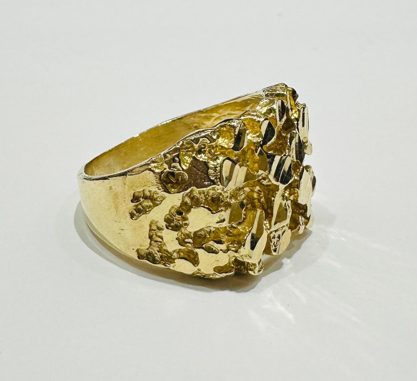 10K GOLD NUGGET RING  Weight: 9.5gm