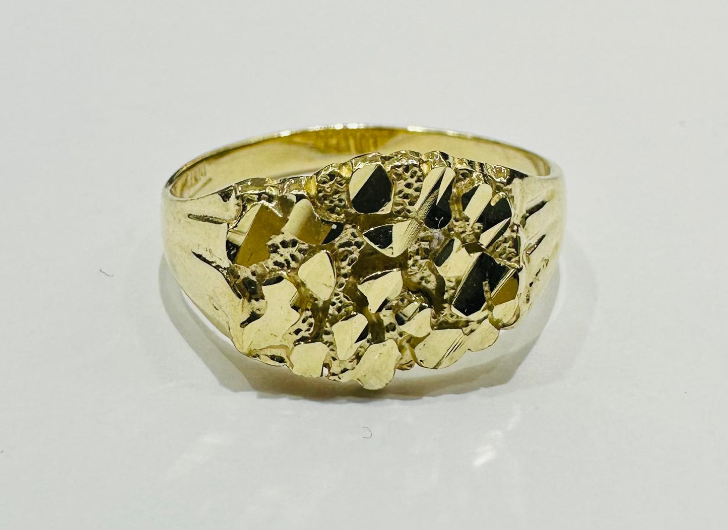 10K GOLD NUGGET RING  Weight: 3.1gm