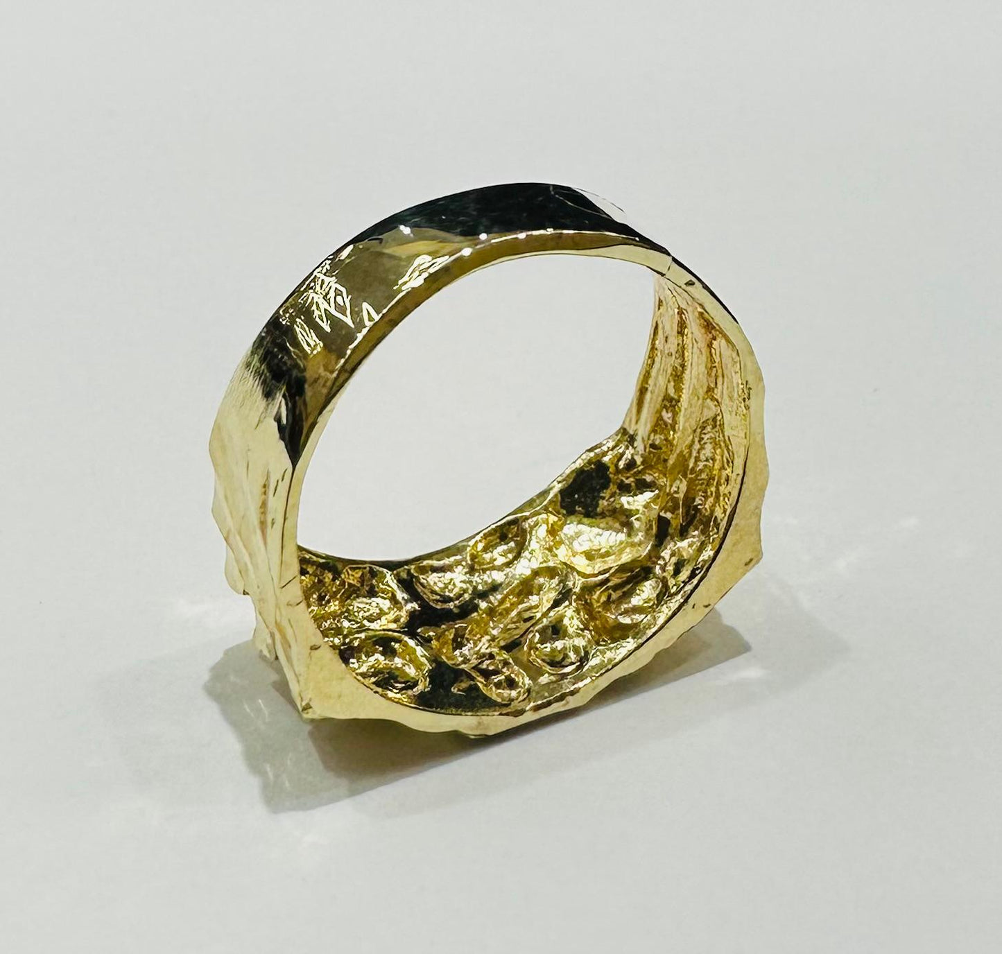 10K GOLD NUGGET RING  Weight: 2.2gm