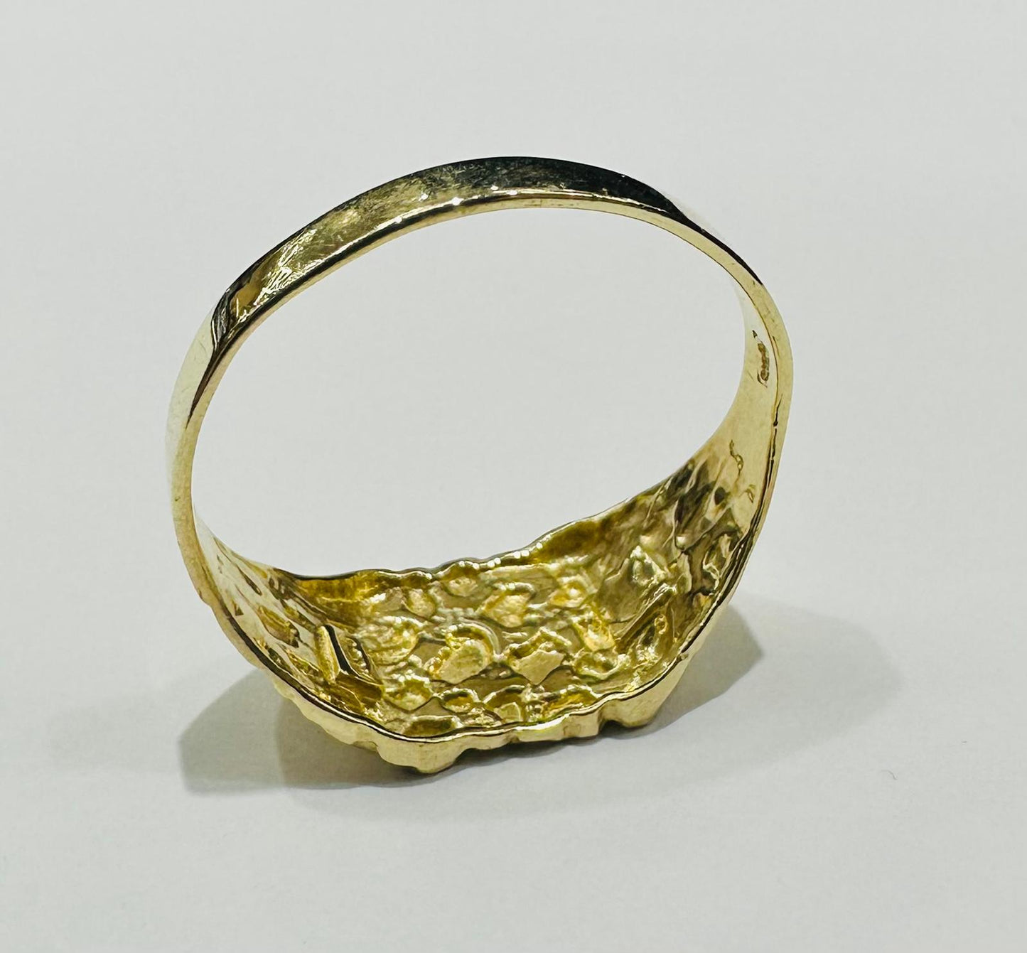 10K GOLD NUGGET RING  Weight: 2.4gm