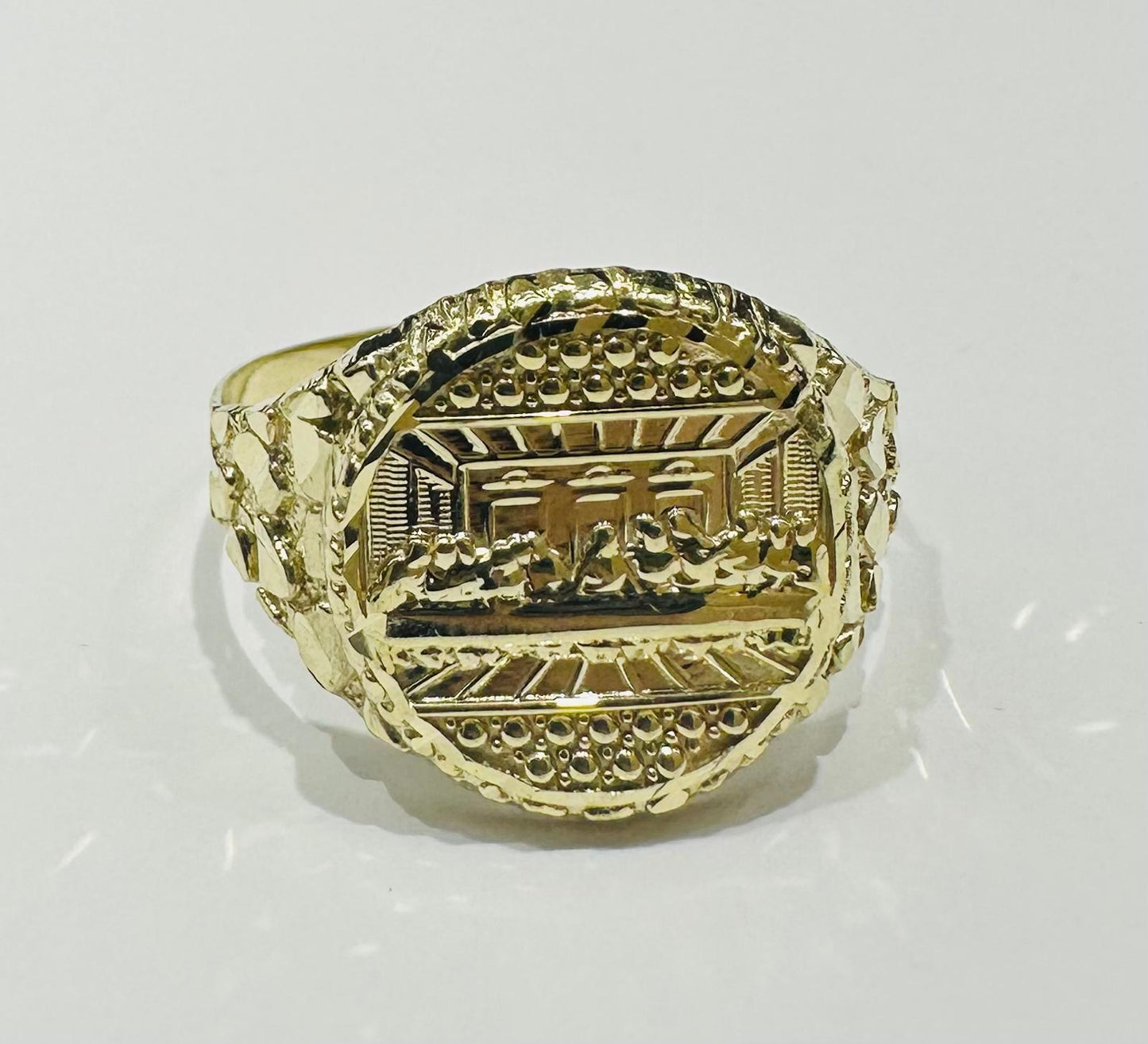 10K GOLD ROUND LAST SUPPER RING  WEIGHT: 2.6gm