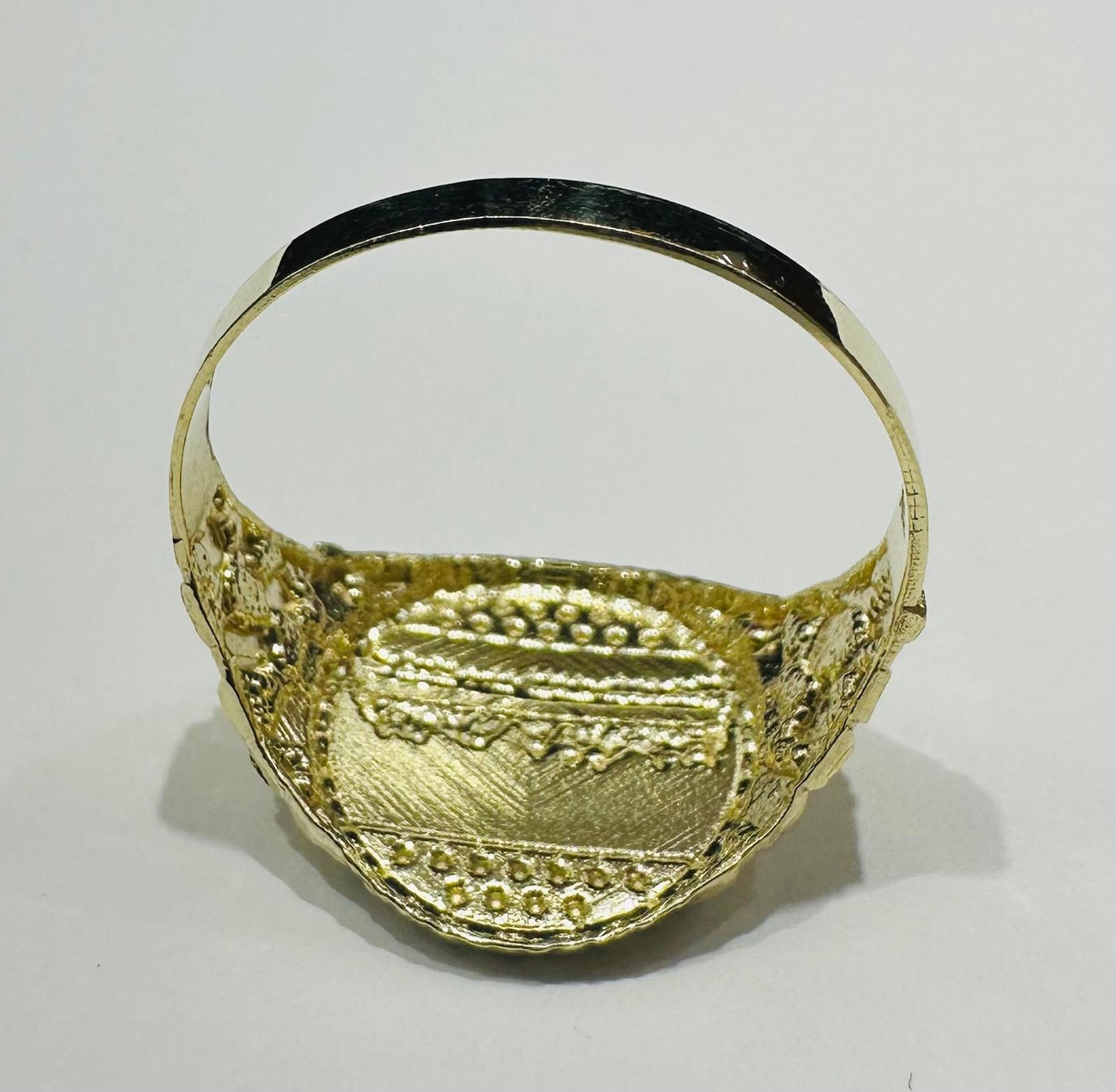 10K GOLD ROUND LAST SUPPER RING  WEIGHT: 2.6gm