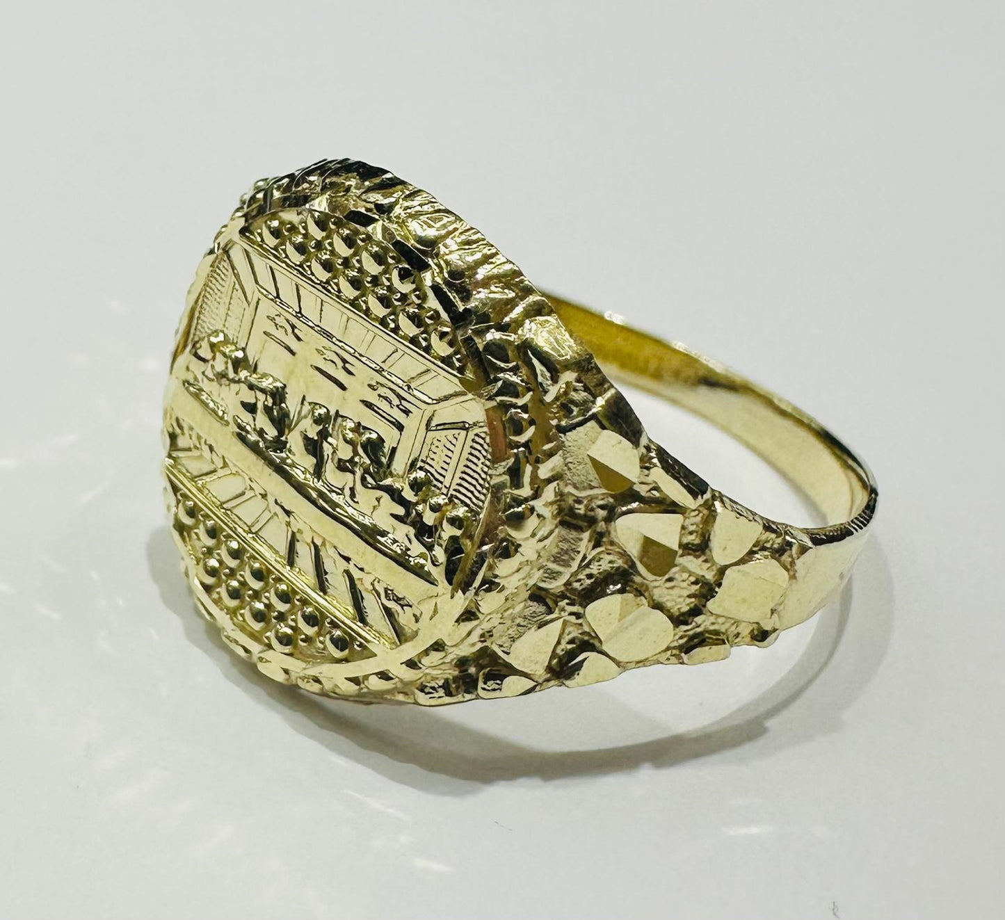 10K GOLD ROUND LAST SUPPER RING  WEIGHT: 2.6gm
