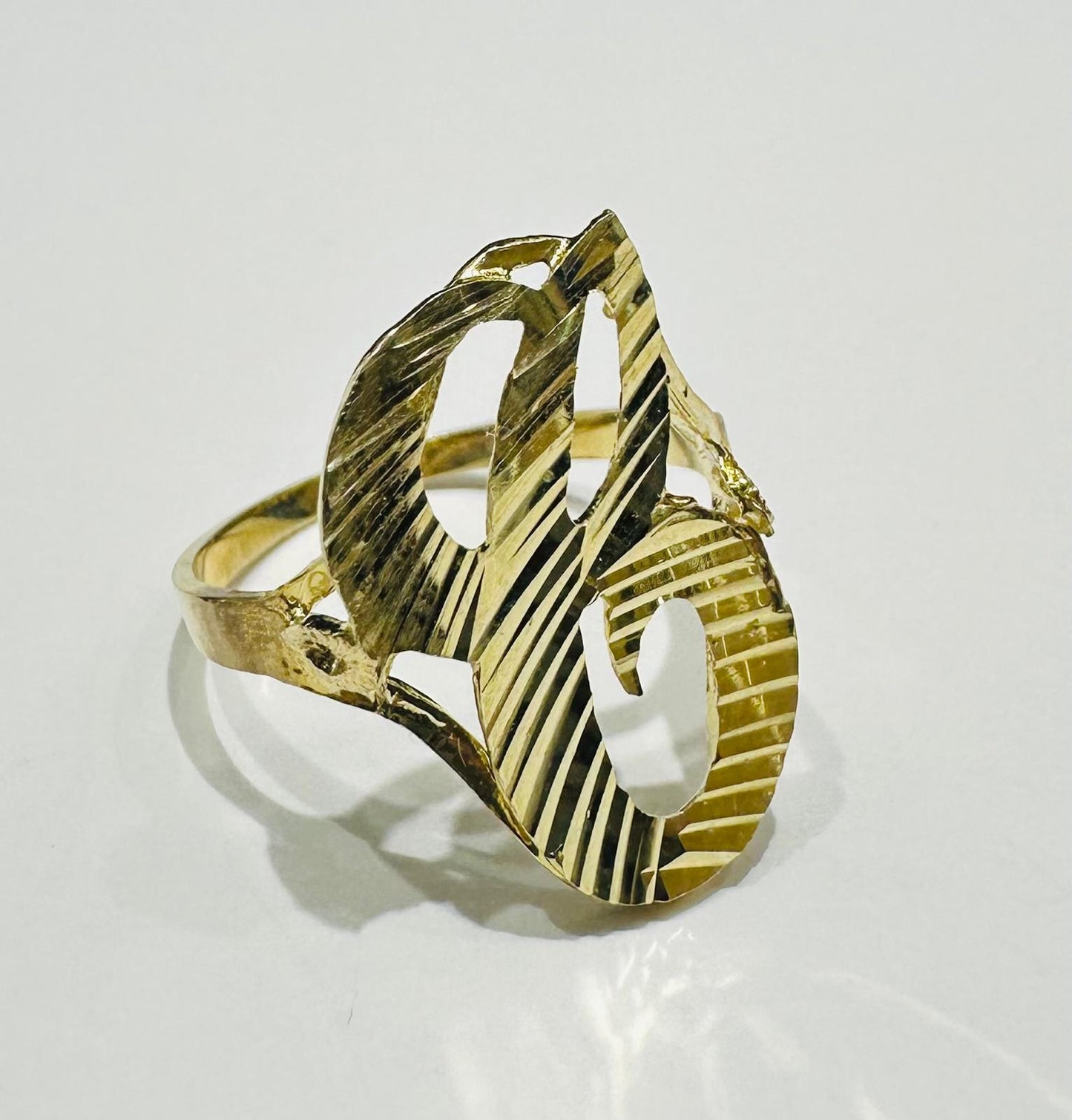 10K GOLD INITIAL LETTER "C" RING- WEIGHT:  2.1gm