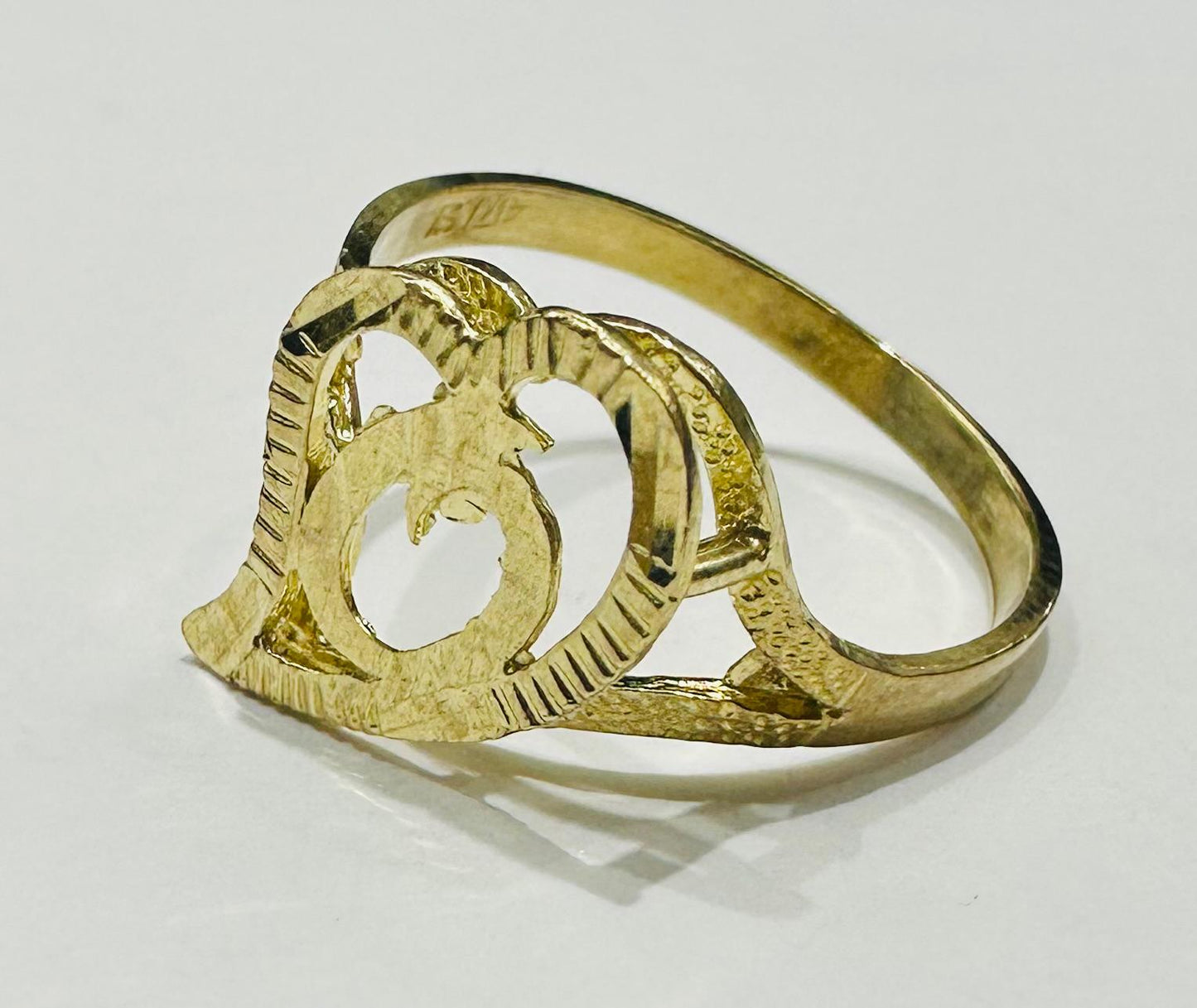 10K GOLD INITIAL LETTER "O" RING- WEIGHT:  1.5gm