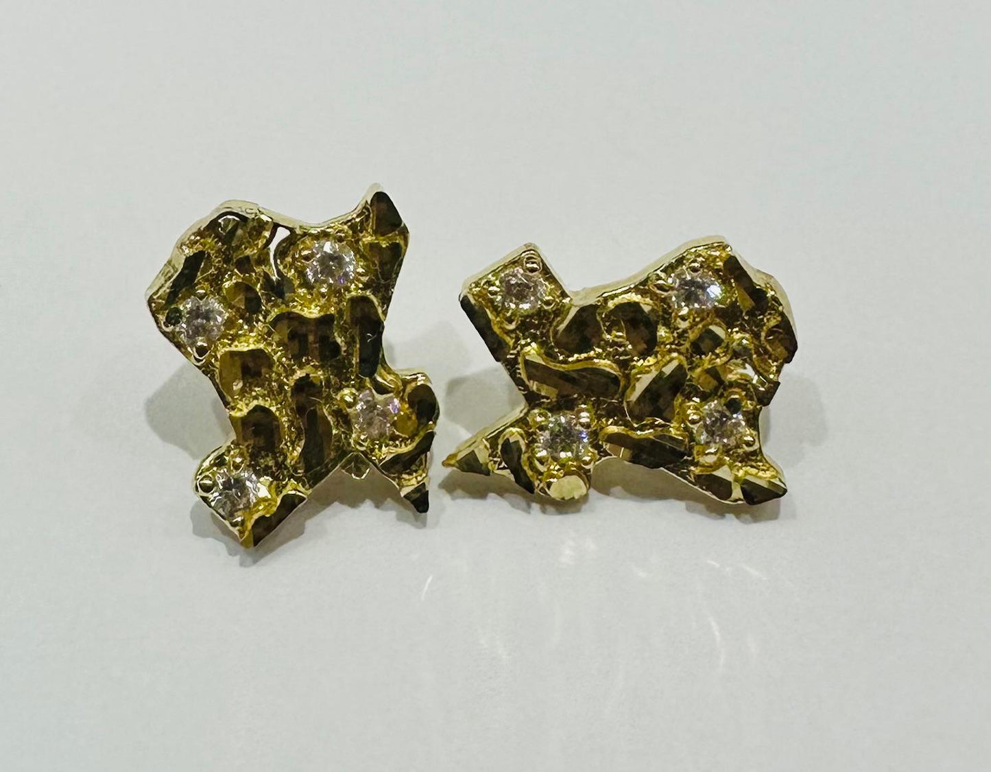 10K GOLD TEXAS NUGGET EARRINGS WITH CZ STONES  WEIGHT: 3.8gm
