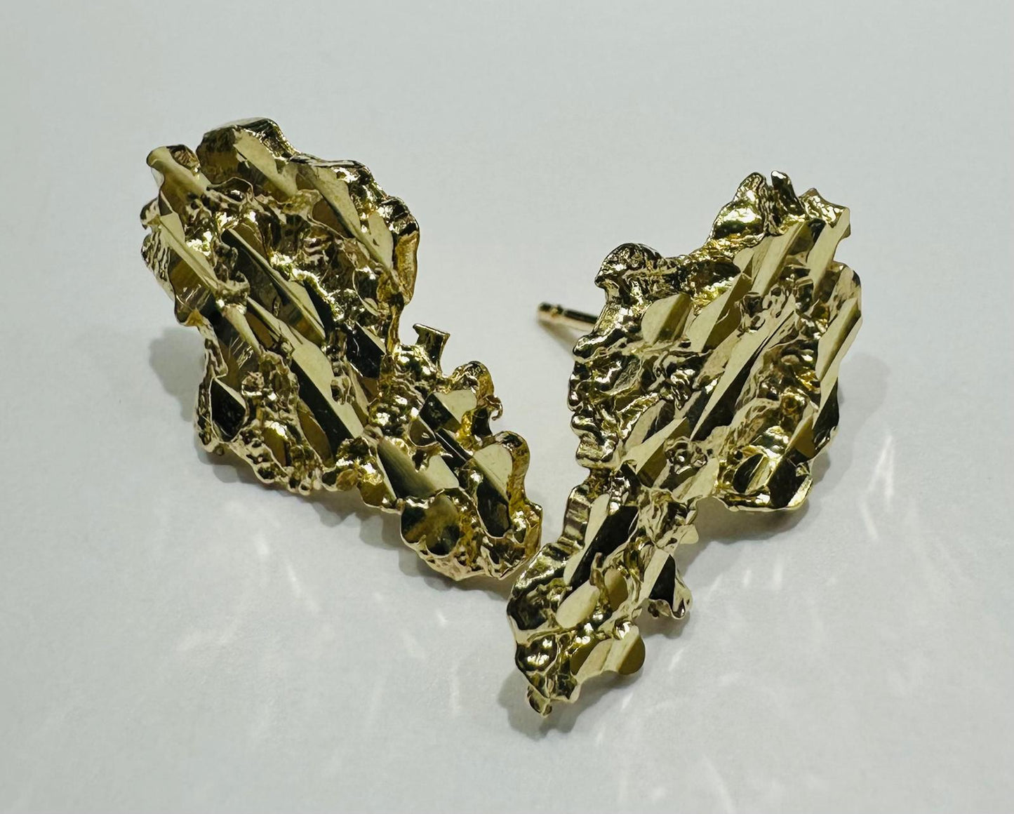 10K GOLD NUGGET EARRINGS  WEIGHT: 2.1gm