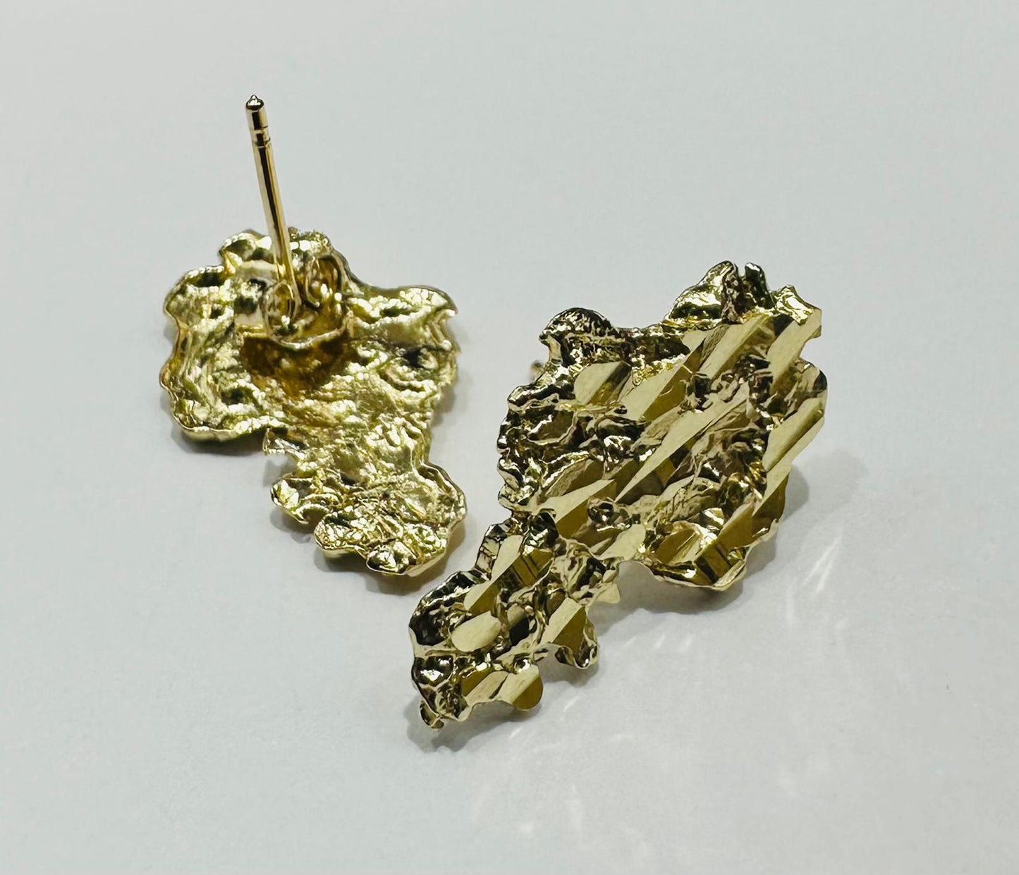10K GOLD NUGGET EARRINGS  WEIGHT: 2.1gm
