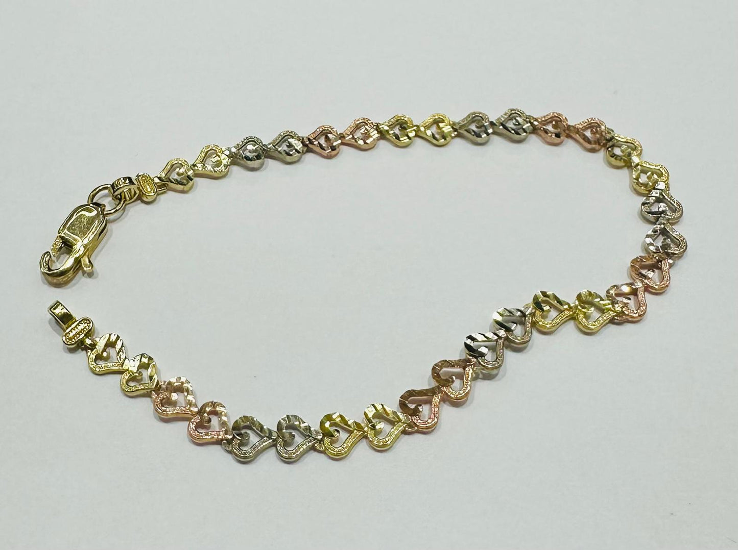 10K GOLD TRI COLOR HEART BRACELET- WEIGHT: 4.9gm   7.5"